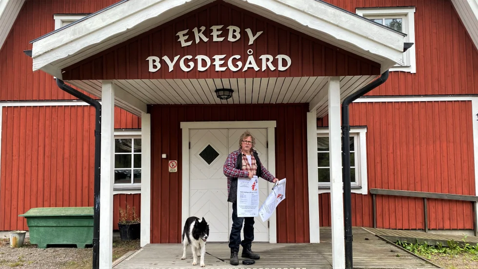 Sven-Ove Wånö, här med sin hund Gizmo, är vice ordförande i Upplands Ekeby bygdegårdsförening. "Vi är ett kulturhus på landsbygden".