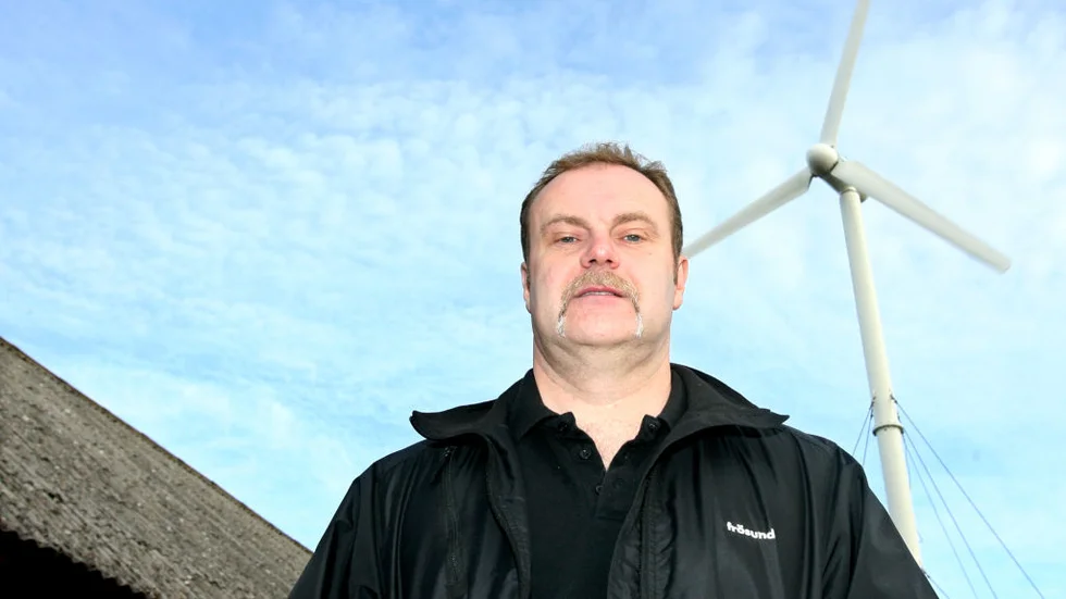 Kjell Ledström utnyttjar blåsten på Vadstenaslätten.  Jag räknar med att vindkraftverket ska ge cirka 30 000 kWh per år, och göra mig självförsörjande på el, säger han. Bild: ÅKE KARLSSON