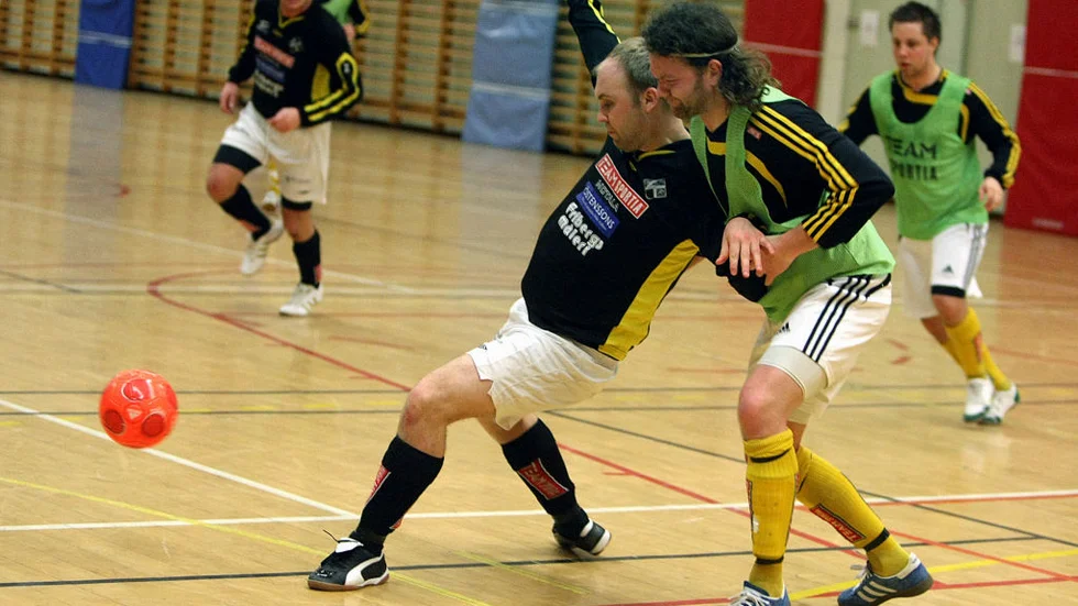 Rikard Adolfsson höll i Robert Larsson ordentligt och förhindrade baklängesmål. Men det blev ändå Larsson som avgjorde semifinalen med sitt 2-1-mål. Bild: JAN-CHRISTER PERSSON