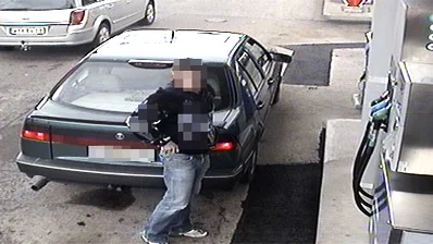 29-åringen filmades av en övervakningskamera när han tjuvtankade den stulna bilen i Tranås.  Bild: POLISEN