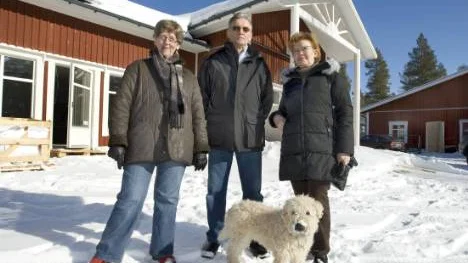 Äntligen får syskonen, Kerstin Sofia Andersson och Ingemar Granström se sitt konferensbygge i hembyn Sörbyn växa fram. Längst till höger syns Seija Fallemark, vd för Sörby Turism och Konferens."Vi hoppas utveckla anläggningen och tror på turismen."