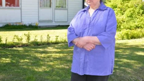 Karin Pirak och hennes sambo såg fram emot att börja flytta in i sitt nyrenoverade hus, som de köpte 2006, under midsommarhelgen. Strax innan fick de veta att de kan få en skolgård nästan in på tomten.FOTO: Maria Ödalen