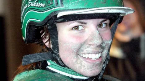 Sandra Eriksson tog ledigt från sitt jobb på travbanan. Det blev en ledighet som lönade sig. Eriksson vann montéloppet.