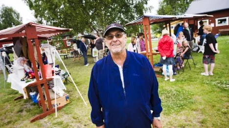 Årets Ersnäsare blev i år revykungen Hinding Lindbäck. Trots att det regnade i slutet av Ersnäsdagen sken Hilding som en sol.
Foto: SIMON ELIASSON