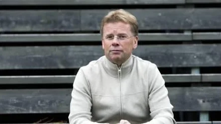 Hårda bandage. Luleå Hockeys sportchef Lars "Osten" Bergström har rensat hårt i spelartruppen sedan han tog över för två år sedan. Trots att många spelare - till exempel Mikael Lidhammar, Robin Olsson och Mattias Modig - har gått från kommunserie till seniorlag inom föreningen har de nu fått lämna för att ge plats åt nya ansikten. "Det går inte alltid att prioritera de mjuka värdena", säger han till NSD.