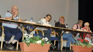 I panelen: Tommy Krigsman (SVP), Bror Wennström (SKP), Rita Poromaa (S), Stig Eriksson (V), Sten Törgren, och Laila Furskog, debattledare, Rose-Marie Söderberg (KD), Lars Alriksson (M).FOTO: Marie Ridderström