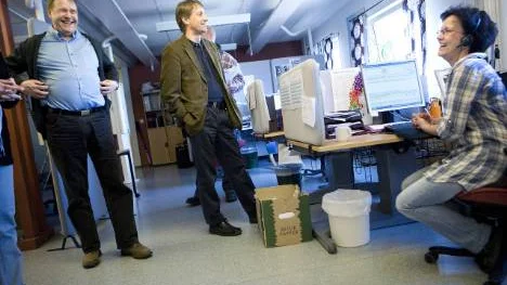 Riksdagsmännen Leif Pettersson (S) och Krister Hammarbergh (M) får höra av Susanna Karlsson att personalen i Samhalls växel i Luleå minsann har koll på det mesta.FOTO: Kurt Engström