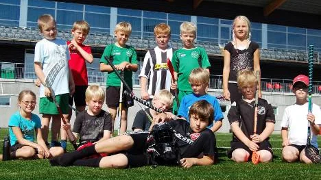 Barn mellan 8 och 10 år har tränat innebandy på Boden arena i en vecka.  Stående: Joel Andersson, Robin Jonsson, Anton Samuelsson, Martin Nordqvist, Stefan Meyer, Amanda Nordin. Sittande: Ellinor Larsson, Lukas Henriksson, David Sandman, Edvard Rutström, Ludwig Holmgren, Kevin Zerpe Engström. Liggande: Victor Karlesson. Saknas på bilden gör Oskar Sundqvist.