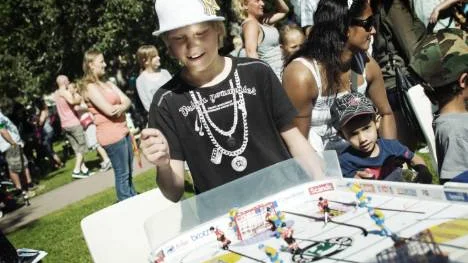 Mattias Huhta, 12 år, visar sig vara en riktig tuffing när det gäller hocckeyspel. För motståndet svarar Luleå hockeys Mats Lavander.