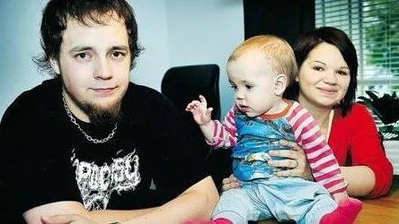 Peter Forsman, dottern Elina, 1, och Emma Wihlsson har många före sig i tomtkön i Luleå. Men de har ingen brådska, innan de ska bygga måste Emma Wihlsson göra färdigt sina studier och få ett jobb.FOTO: Bengt-Åke Persson