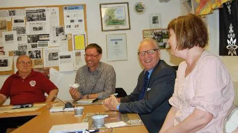 Bert Selström, ordförande för Sveriges pensionärers riksförbunds avdelning 20, ställde frågor till alliansen. Här syns Anders Pettersson (KD), Olle Lindström (M) och Carola Larsson (FP).