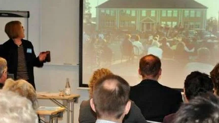 Eva Gradin från Norrbottens museet visar bilder på utvecklingen i Haparanda.