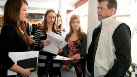 Johanna Vasara Hammare i samspråk med Ingemar Stöckel från LKAB under mässan Jobbjakten i Hjalmar Lundbohmsskolan. I mitten Viktoria Dolck och Anna Bylund. FOTO: Alexander Linder