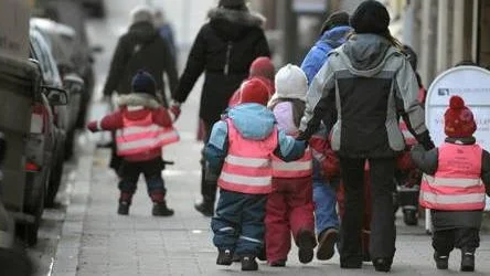 STOCKHOLM  20071219

En dagisgrupp på promenad, barnen bär färgglada reflexvästar 

Foto Leif R Jansson / SCANPIX / kod 10120