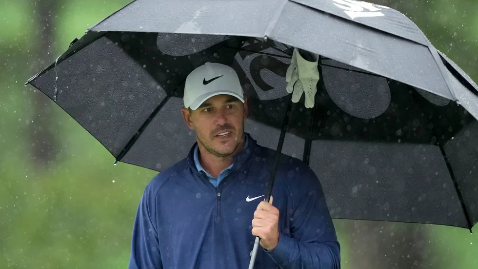 Ledaren Brooks Koepka får vänta med att spela klart tredje runda.