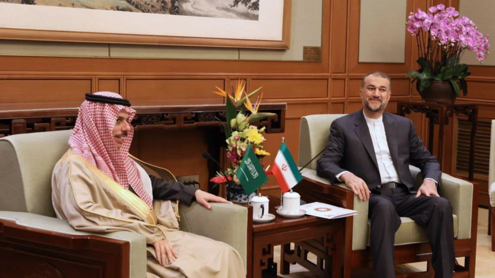 Irans utrikesminister Hossein Amirabdollahian, till höger, och hans saudiske motsvarighet prins Faisal bin Farhan Al Saud i Peking i torsdags.