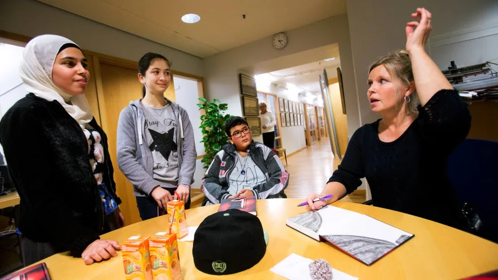 Så här såg det ut när Leila Darwish, Hijran Fataliyeva och Josef Eladelli i Lilla bokcirkeln träffade författaren Ingelin Angerborn i höstas.