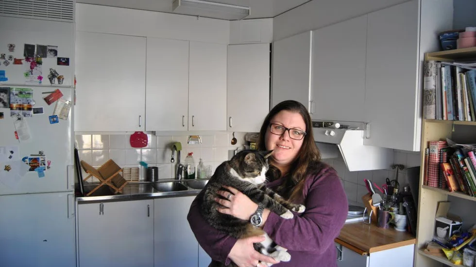 Förväntansfull. Lou Gustavsson, med Alfonz i famnen, har beställt en köks-makeover av Bostadsbolaget i Mjölby.