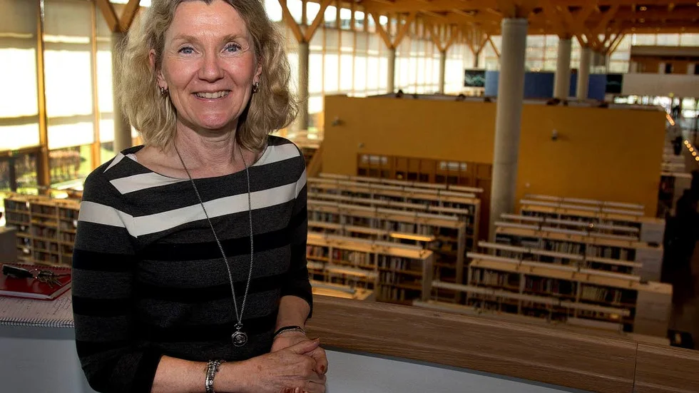 Louise Kruse Svensson har jobbat på huvudbiblioteket, olika närbilbiotek och på bokbussen sen början av 1980-talet. Och stortrivs.