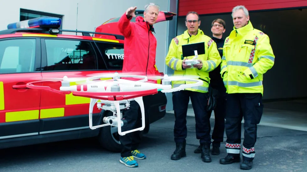 Claes Meijer i rött visar Stefan Fredriksson, Carl-Johan Räng och Håkan Sandberg hur drönaren fungerar.