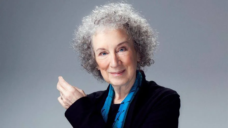 Margaret Atwood, född 1939, har belönats med en mängd litterära pris, däribland Kanadas främsta litterära utmärkelse, Governor General's Award. År 2000 fick hon Bookerpriset för "Den blinde mördaren".
