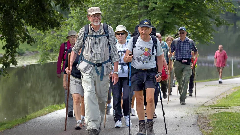 I spetsen för Ekovandringen går Ingmar Hagerfors från Pilgrimscentret i Vadstena, vägledare genom länet. Till höger Per-Gunnar Linnér, pilgrim från Umeå.