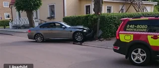 BMW-färd slutade i elskåp - hushåll utan el