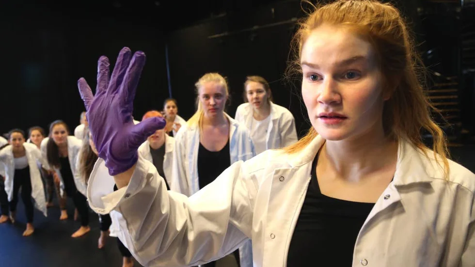 Maktmissbruk. Matilda Svensson drar på sig en gummihandske och allt stannar upp.