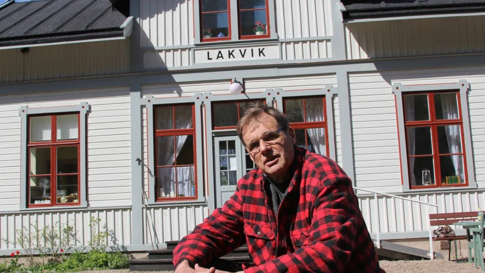 Flyttat. Det står Lakvik på stationshuset i Lakvik, men det har ursprungligen stått i Bersbo och flyttades för 28 år sedan, berättar Sven Hellerström som engagerat sig i museijärnvägen.