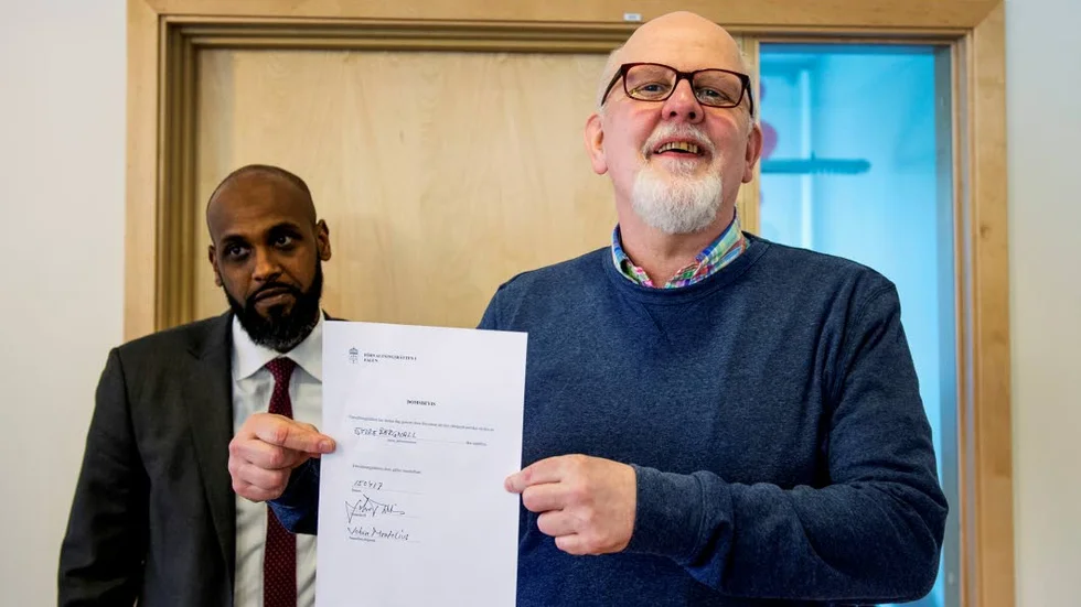 Sture Bergwall med beviset på att han är en fri man, till vänster advokaten Anwar Osman. 16 april beslutade Förvaltningsrätten  att Bergwall ska skrivas ut från den slutna rättspsykiatriska vården.