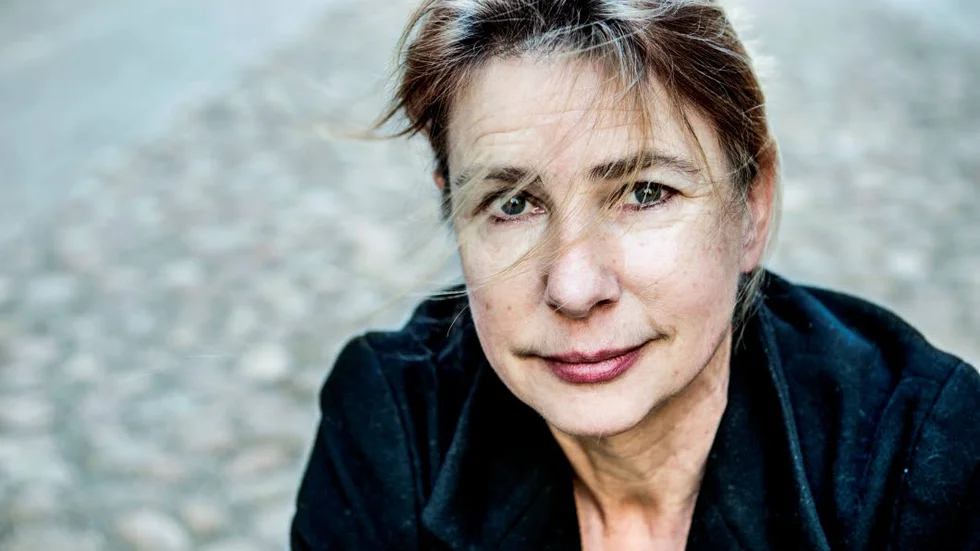 Lionel Shriver, född 1957, är en amerikansk författare bosatt i London. 2006 fick hon sitt stora genombrott med romanen "Vi måste prata om Kevin".