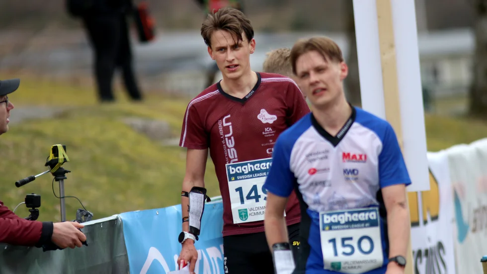 August Mollén sprang i mål för OK Denseln i tiomila. Laget slutade på en stark 15:e plats. 