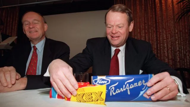 © SCANPIX SWEDEN, Stockholm,Sverige, 1999-12-08, Foto: Ulf Palm /Scanpix Sweden code 50040
Cloetta och Fazer konfektyr går samman och bildar Nordens största choklad- och konfektyrbolag, Cloetta Fazer AB. Sammanslagningen väntas spara 75 miljoner kronor men ledningen vägrar uppge hur många anställda som får gå.
På bilden:den  nye VD och koncerchefen Lennart Bohlin och till vänster Carl Björnberg styrelseordförande i Oy Karl Fazer AB