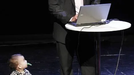 Björn Johnson föreläste in sjukförsäkringarna på Vänsterpartiets hearing på lördagen. Artur Berggård följde det hela med måttligt intresse.      FOTO: GÖRAN STRÖM