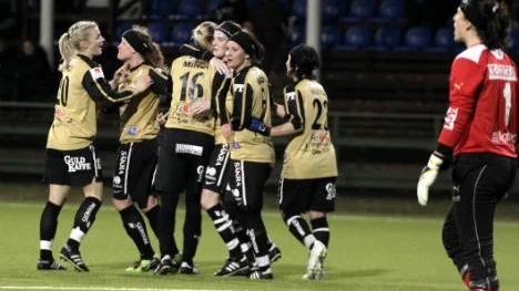 Här firar Piteåspelarna premiärpioängen borta mot guldkandidaten Linköping. Hemmalaget ledde                              med 1-0, men i den 84:e minuten blev inhopparen Erika Nilsson-Waara poängräddare.