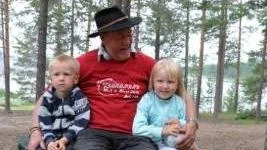 Ulf Sandström med barnbarnen Arvid och Agnes Nyström. "Jag hoppas de yngre förmågorna tar över snart".FOTO: Susanne Jansson