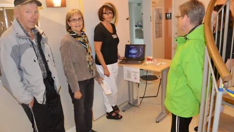Tandsköterskan Eva Andersson längst bort pratade om implantat med fr v Torvald Lundholm, Inga Sevä och Vanja Bergström.