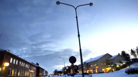 Hösten 2006 släckte  Ekfors belysningen i delar av centrala Övertorneå. Nu, hösten 2011, undersöker tvångsförvaltaren var ljuset ska slås på.<_Bildtext Fotobyline>FOTO: Kurt Engström</_Bildtext Fotobyline>