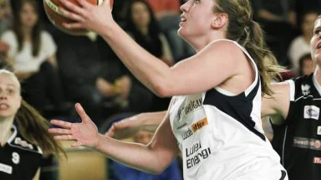 Elin Söderström på väg att göra två poäng.
