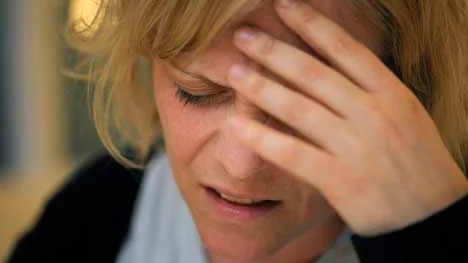 STOCKHOLM 20090210

För den som drabbas av migrän är det svårt, och ibland omöjligt, att arbeta och fungera i vardagen när attacken sätter in. Utöver migrän finns det omkring 150 andra typer av huvudvärk.

Foto Leif R Jansson  / SCANPIX / Kod 10020