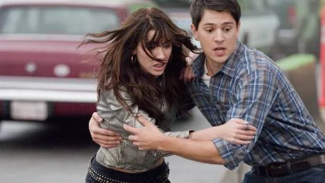 Jacqueline MacInnes Wood och Nicholas D´Agosto har döden i hälarna.                                                                                                                                                               FOTO: Fox