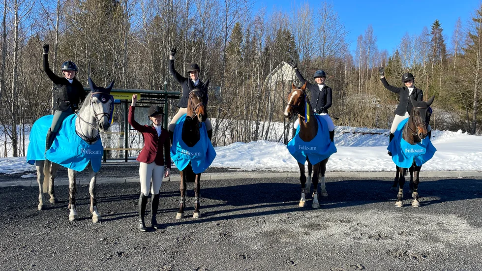Piteå Ridklubbs hopplag från vänster: Liv Dagertun (Collin), Wilma Marklund (Benito), Nina Backman (Unesco), Clara Marklund (E'meraude Lux N). På marken Henny Sundkvist som också ingår i laget, men som inte red premiären. 