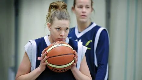 Josefin Olheim jagas av Luleå Baskets konkurrerenter - men vill vänta med sitt beslut tills klubben gjort klart med ny tränare.