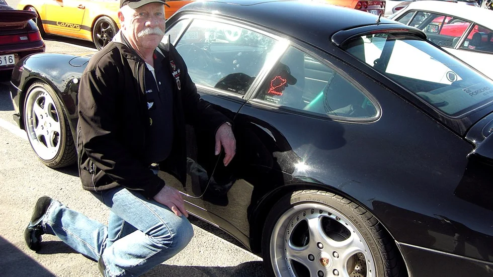 Håkan Isaksson, Gammelstad, med sin Porsche 993 årsmodell 1994. "Den sista luftkylda modellen. Sedan blev de vattenskadade", säger Håkan.