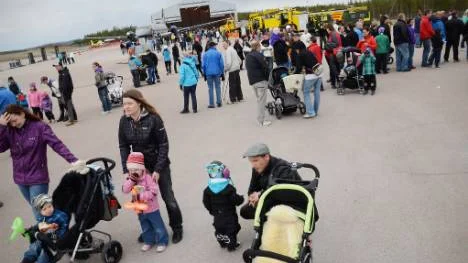 Flygplatsen var fylld av jubileumsfirare både inom- och utomhus och parkeringen av bilar sträckte sig ända ut till E 10.