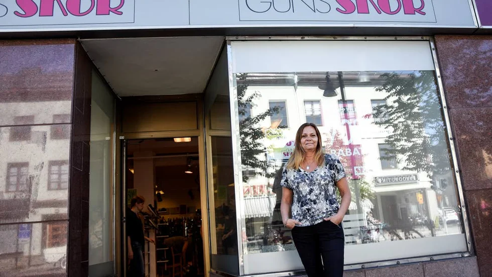 UTFÖRSÄLJNING. Just nu säljer Annelie Vallström ut hela sin skobutik längs gågatan i Luleå. Sen går hon tillbaka till sitt gamla jobb som sjuksköterska.