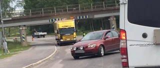 Lastbil fastnade under viadukt