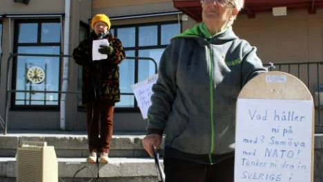 Nätverket "Nato ut ur Sverige" höll möte på Kupoltorget i Kiruna. Eva Olsson och Ingegerd Andersson var med.