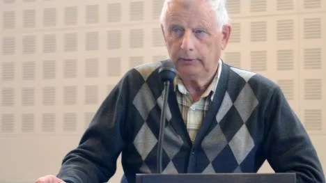 Harald Dahlgren föreslår i en motion att Haparanda ska bli rökfritt. Motionen röstades ned av kommunfullmäktige. "Att sluta röka ska vara frivilligt", sa Sven-Erik Bucht.