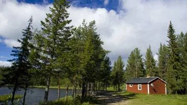Jockfall turist och konferensanläggning utökar aktiviteterna för besökarna med en timrad skogskoja. Stugan på bilden är ett annat välbesökt utflyktsmål.